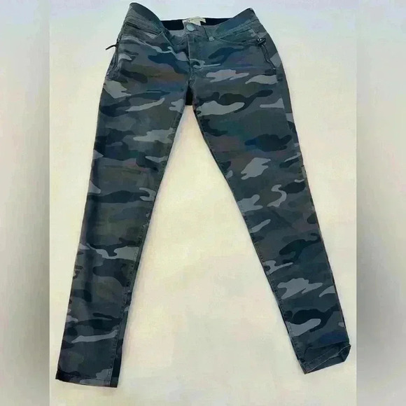 Democracy Abroad solution camo print pants size 8 and good condition army, green - Picture 3 of 8